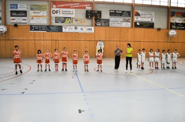 Présentation des équipes lors du second match de basket de la u9 party 2024 à Brioude.