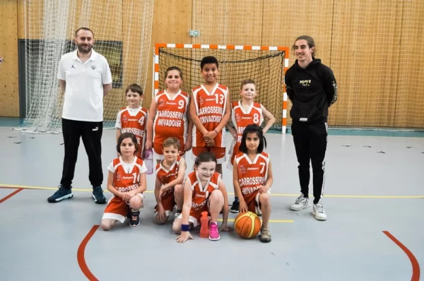 Photo d'équipe de basket lors de la fête du mini basket 2024 de Brioude.